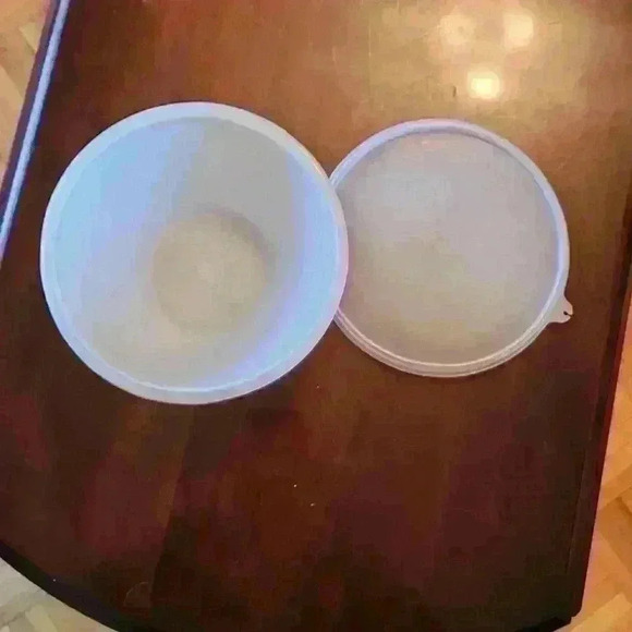 Vintage Tupperware Bowl with seal, mold  236 - Picture 1 of 4